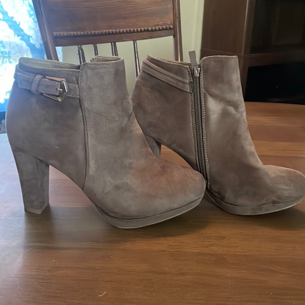 Brown booties with thick heal 👢 Only worn a few times!
